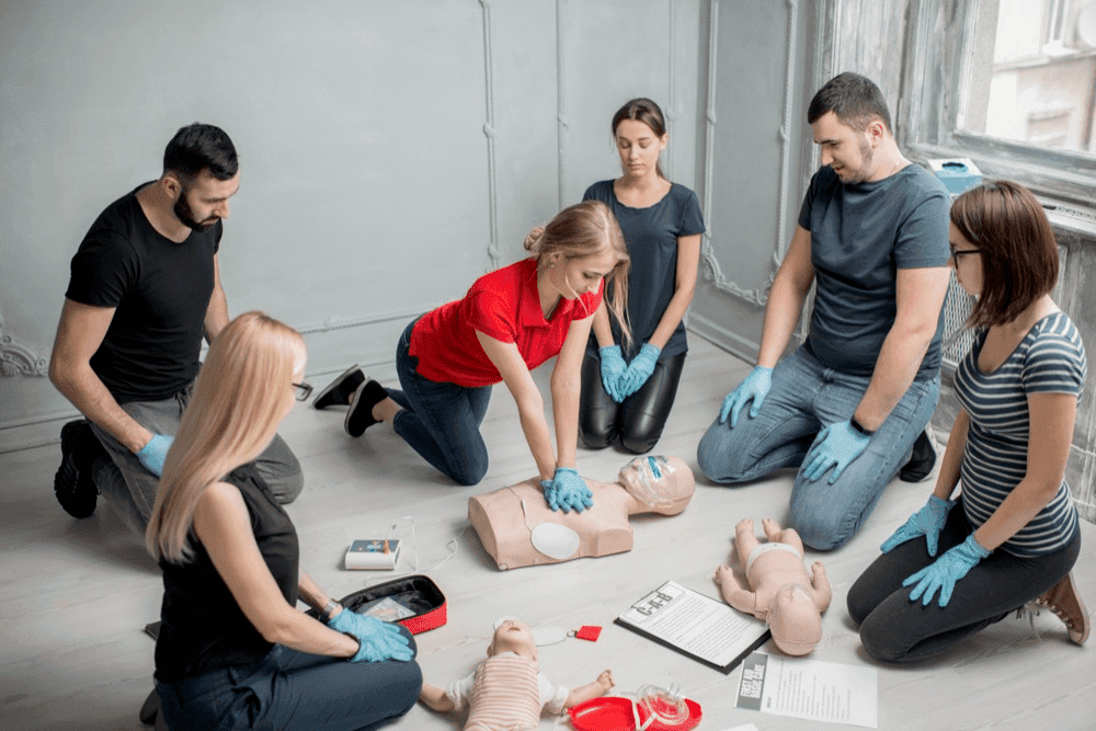 Formateur et stagiaires en formation aux gestes qui sauvent